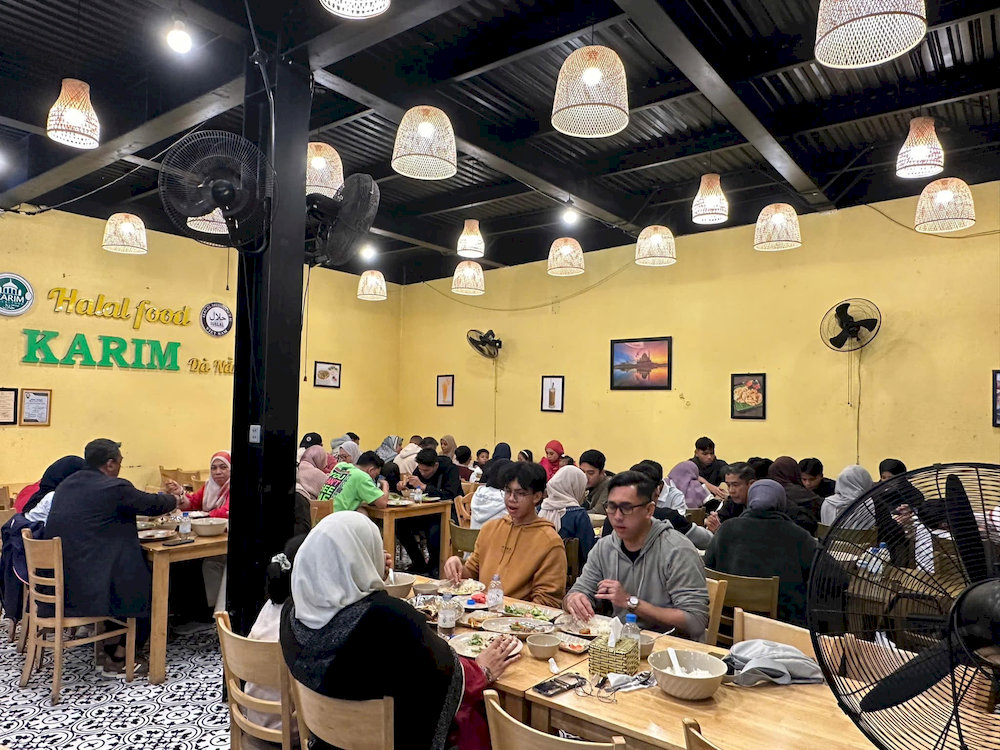 Halal Food Karim is a popular spot for diverse Malaysian, Indian, and Vietnamese halal cuisine in a casual setting